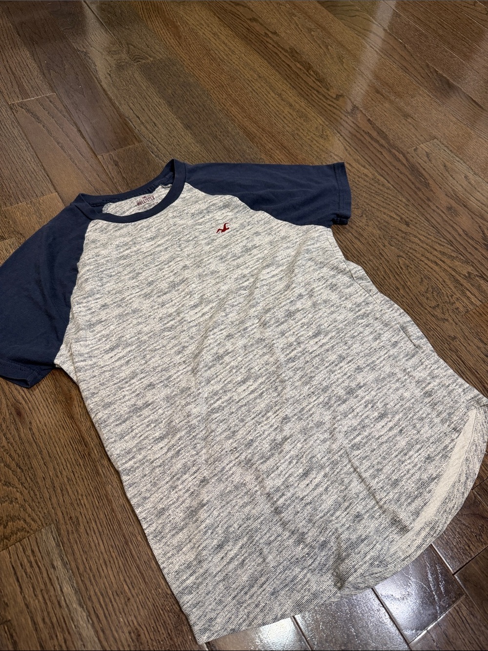 Hollister Men’s XS Heather Gray Body with Navy Raglan Sleeves Tee